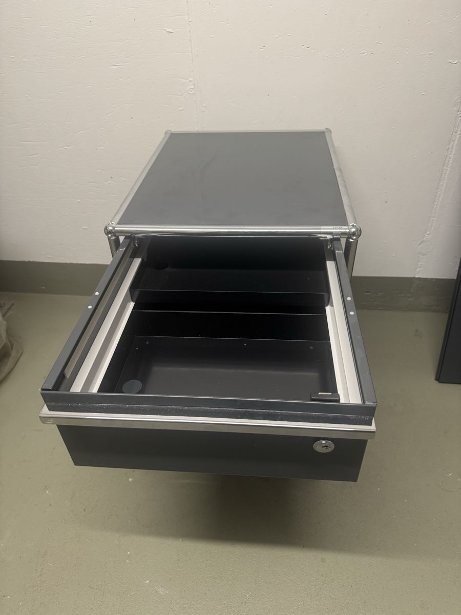 USM Eléments de bureau: Rollcontainer Anthrazit 3 Schubladen mit Schlösser – D'occasion à Gansingen par Kbach5 2