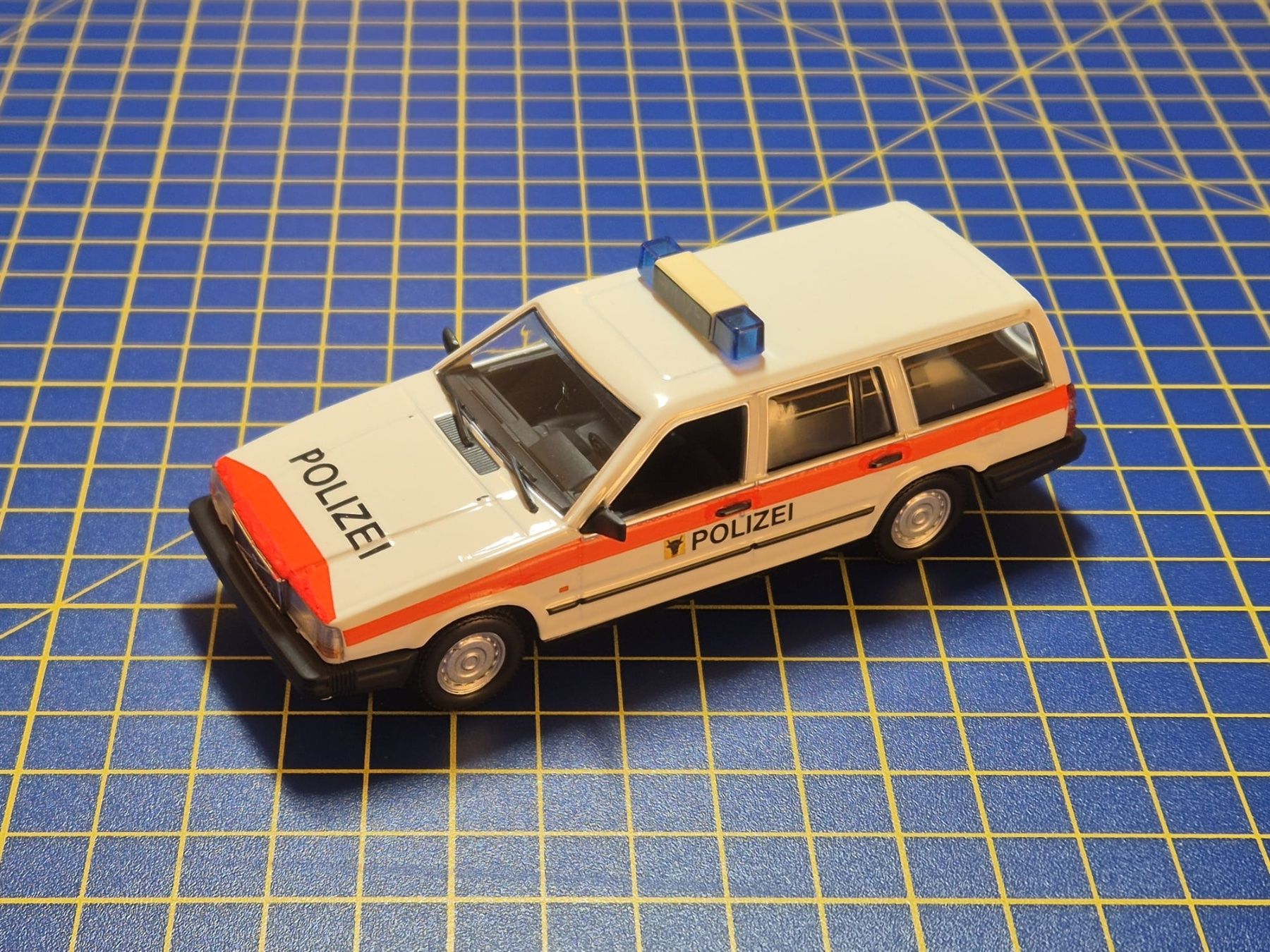 Volvo Modellini d'auto: Volvo 740 Kantonspolizei Uri 1:43 – Usato da Lachen SZ venduto da myr_qk5y