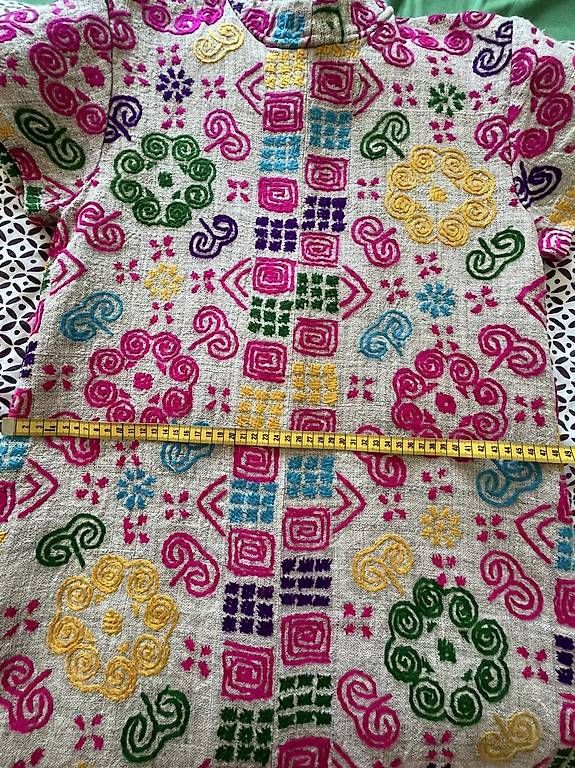 Robes: Robe Thaïlandaise brodée à la main – D'occasion à Sion par Alvaten 2