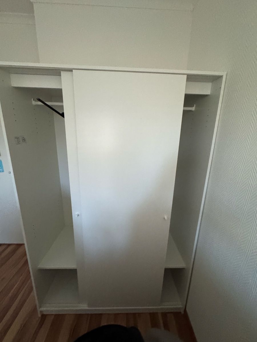 Armoires: Wardrobe white sliding doors – D'occasion à Zürich par boc_5bmx 1
