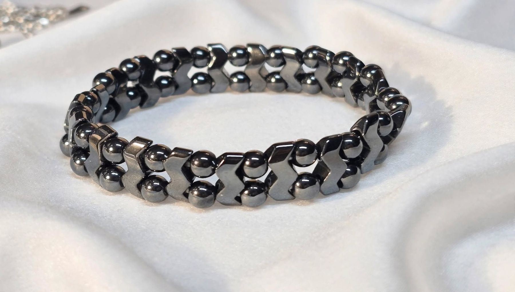 Bracciali & Braccialetti: Bracciale elastico in ematite nero design a zigzag – Nuovo (secondo la descrizione) da Giubiasco venduto da Stefaniav