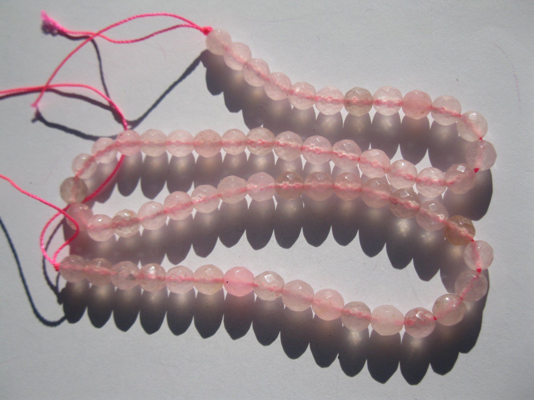 Pietre preziose: 1 Strang Rosenquarz, 6mm, facettiert – Nuovo e nell'imballaggio originale da St. Margarethen TG venduto da LuanaKa