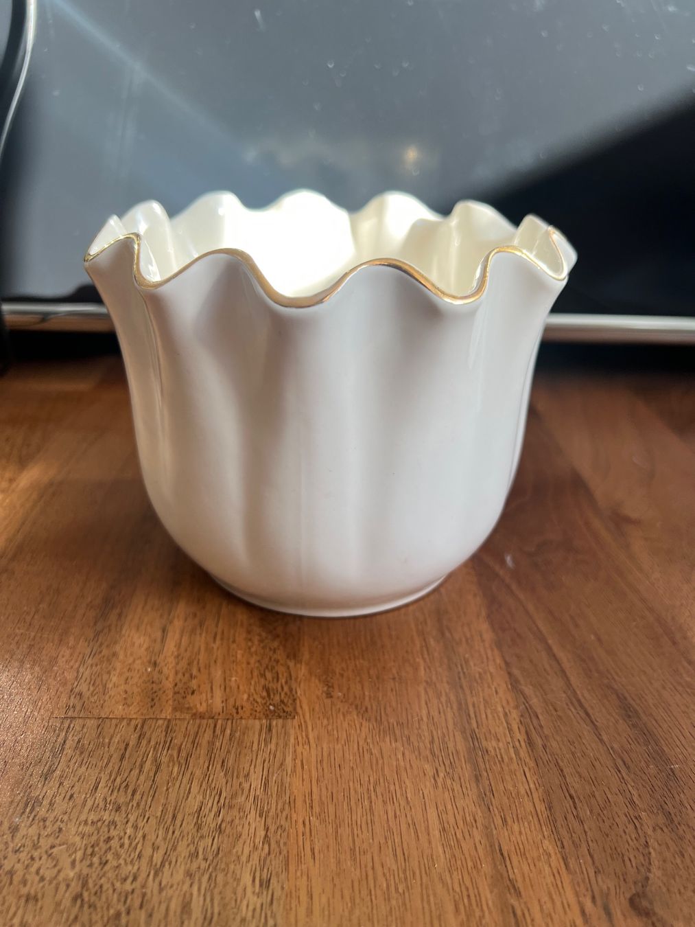 Vasi per fiori: Blumentopf Weiss mit Goldrand Vintage – Usato da Jona venduto da Sariksa 2