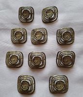 10 aussergewöhnliche Knöpfe, 28 mm.