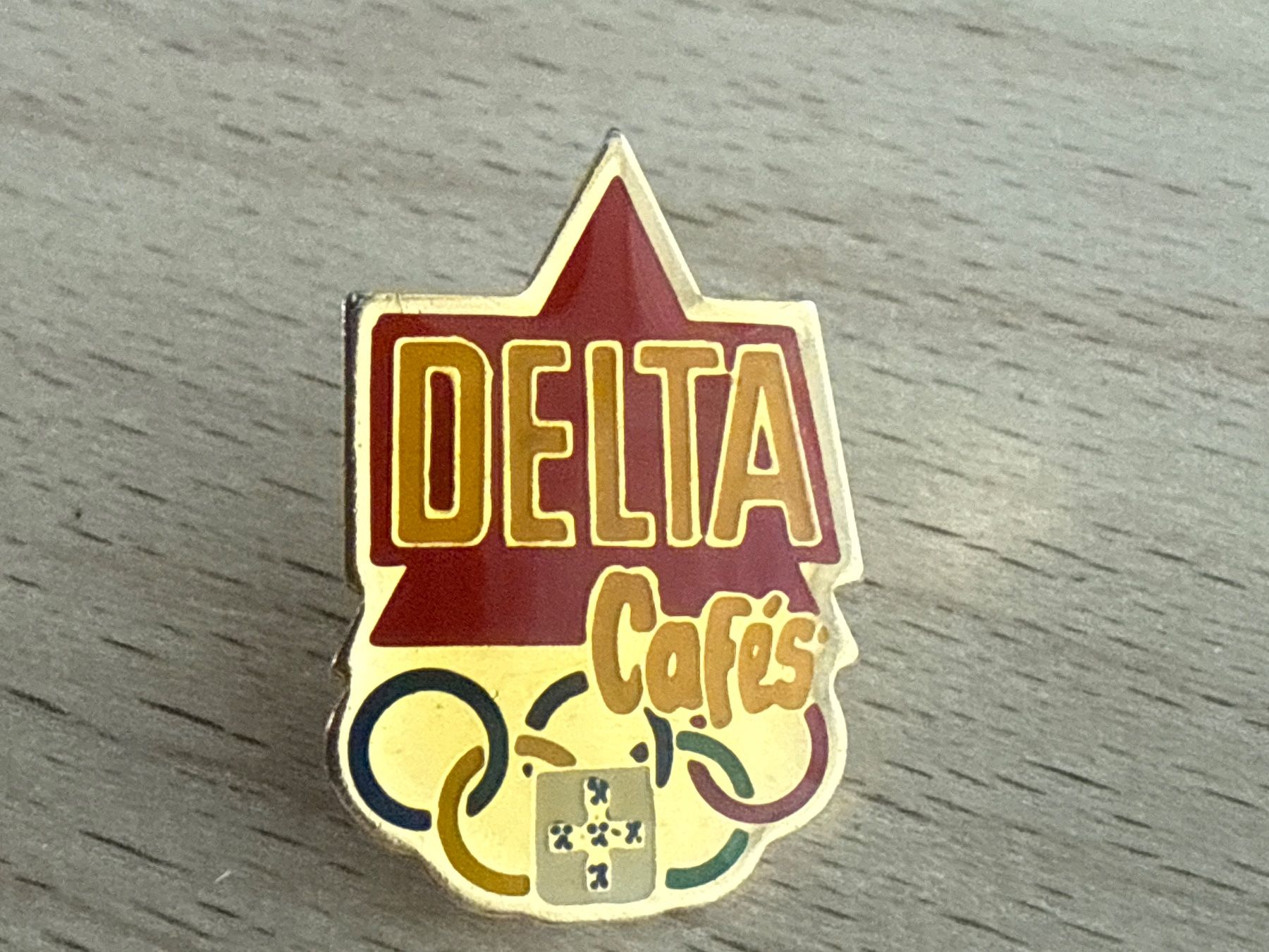 Placchette & Badge: Pin  DELTA Cafés Olympia – Usato da Glattbrugg venduto da Schweigmatt
