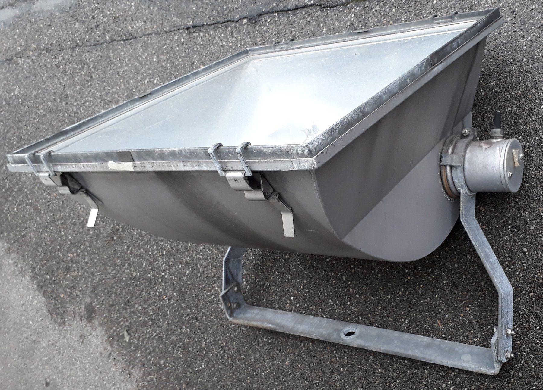 Lampade: Industrie Design: Scheinwerfer mit E 40 Gewinde – Usato da Bern venduto da Patinaa