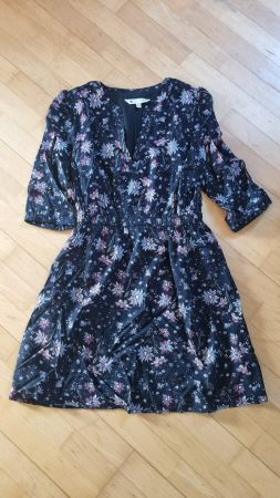 Kleid Yumi Grösse 42 / L, schwarz mit Blumen