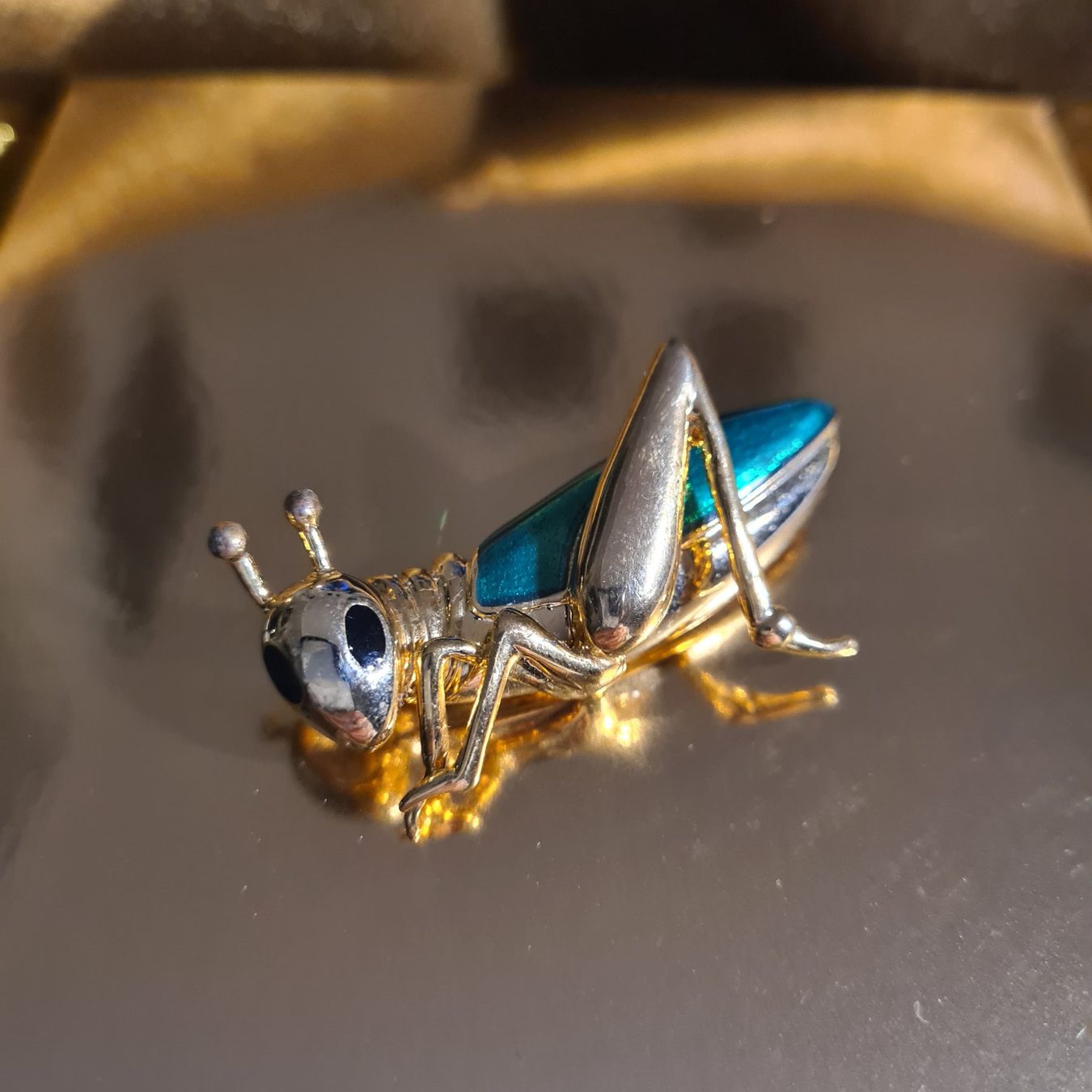 Broschen & Nadeln: Bezaubernde Cabochon Brosche- herrlicher Grashüpfer m. Email – Neu (gemäss Beschreibung) aus Basel von ivoli 1