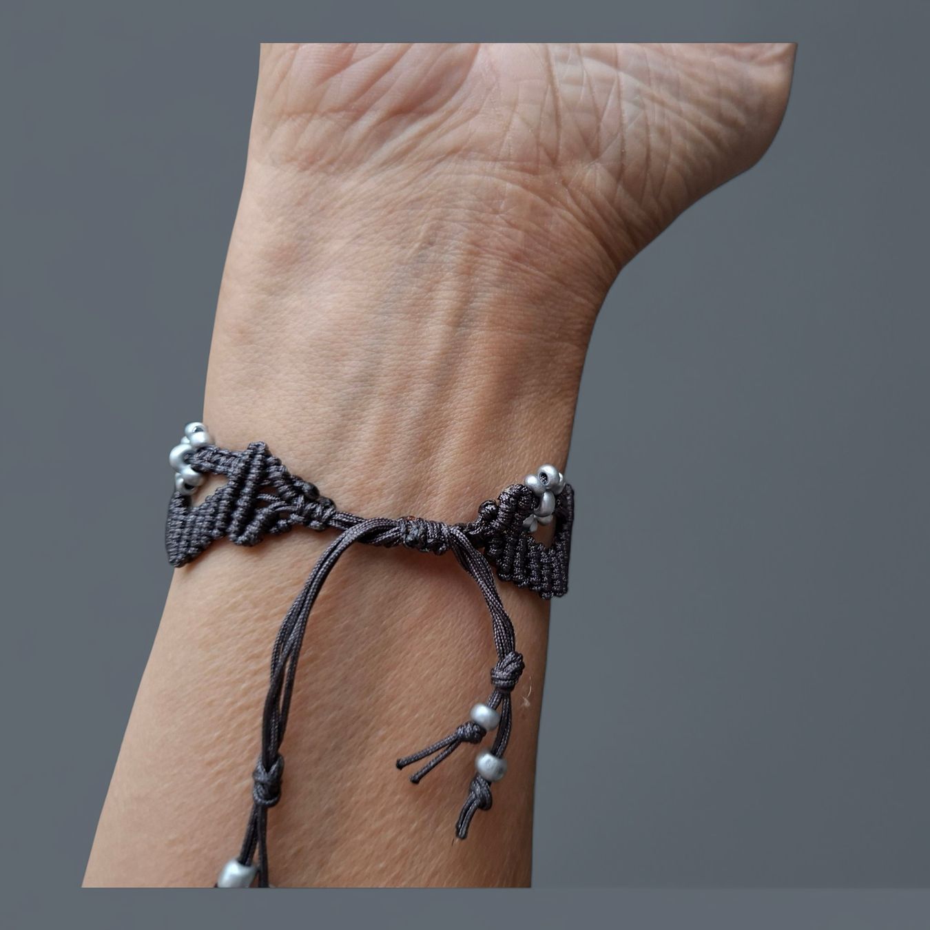 Bracciali & Braccialetti: Handgemachtes breites Armband mit Blumenmuster, Anthrazit – Nuovo (secondo la descrizione) da Luzern venduto da Bbig 1