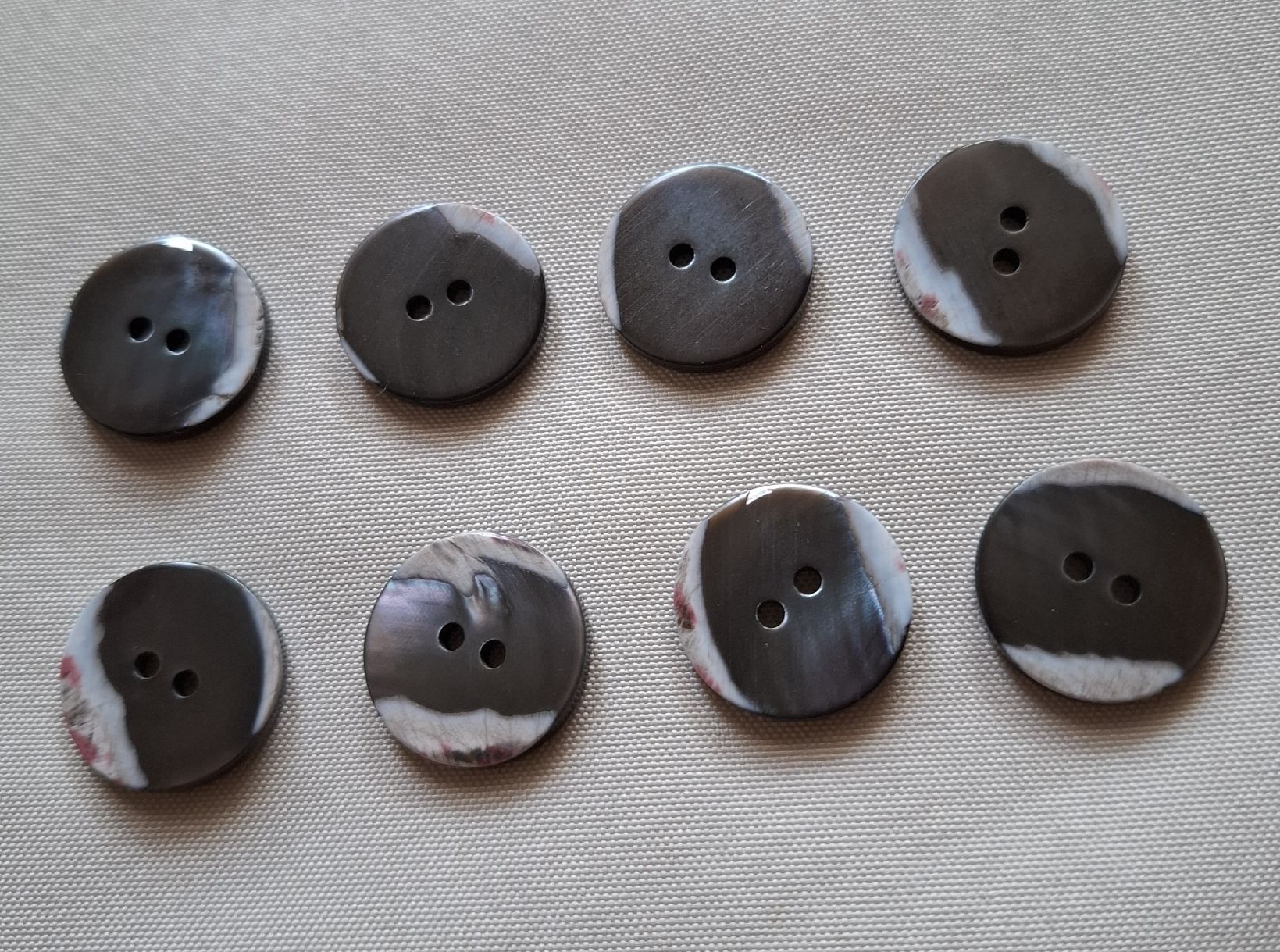 Bottoni: 8 Stück Knöpfe, perlmuttschimmernd, 20 mm. – Nuovo (secondo la descrizione) da Dietikon venduto da Hirschkopf 2