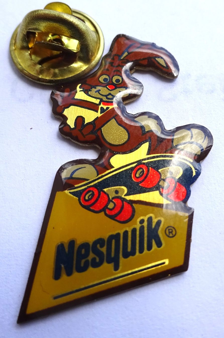 Plaketten & Abzeichen: 2 Pin Nesquik 2 Hasen, mit Rollbrett – Gebraucht aus Utzenstorf von BUtter81 1