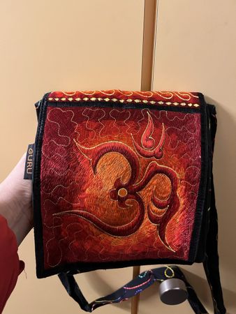NEU! Guru Umhängetasche mit Stickerei