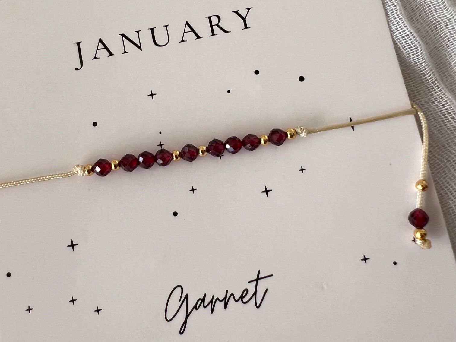 Armbänder & -reifen: Bracelet mois de naissance - grenat pour janvier – Neu und originalverpackt aus Pully von sunaddict