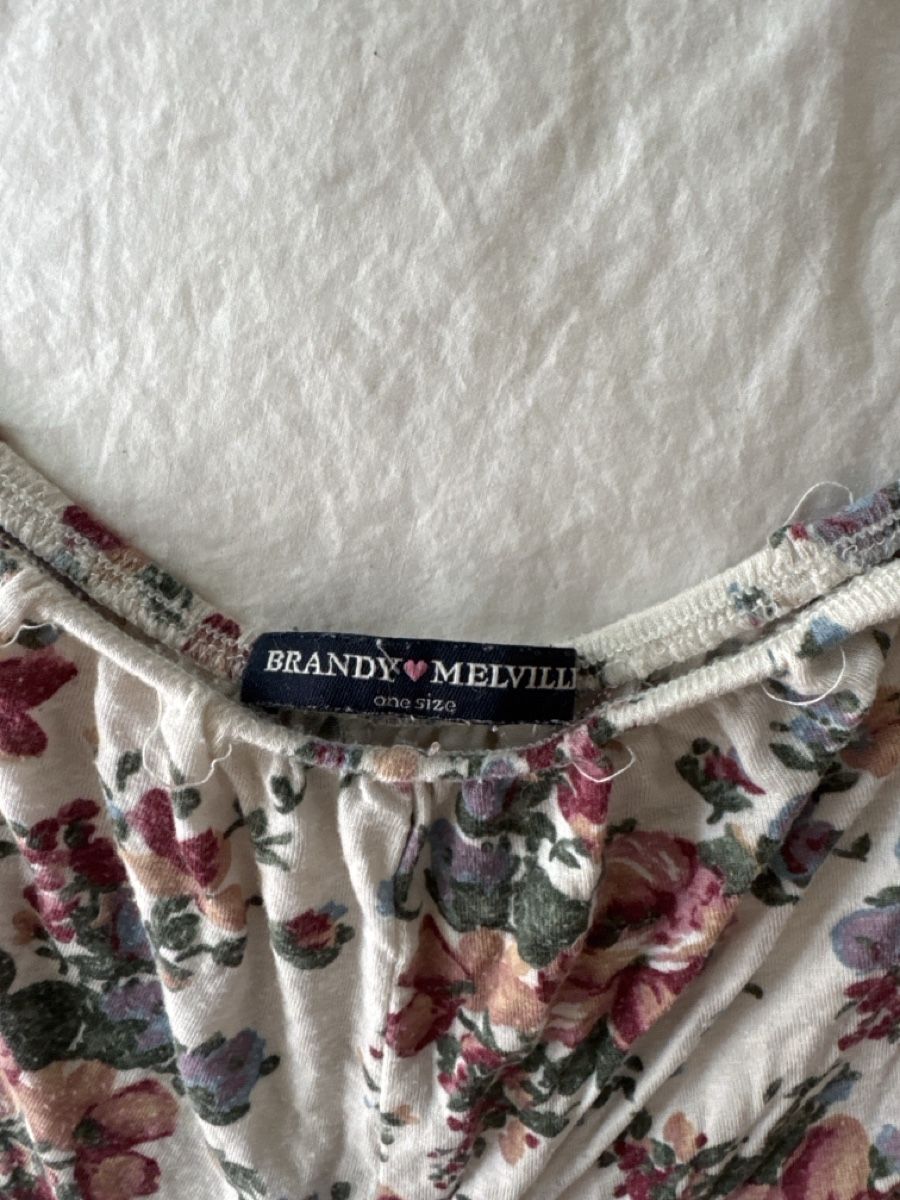 Brandy Melville Pantaloni: Short Brandy Melville à fleurs, Taille Unique, Été – Usato da Genève venduto da lejardindesvetements 1