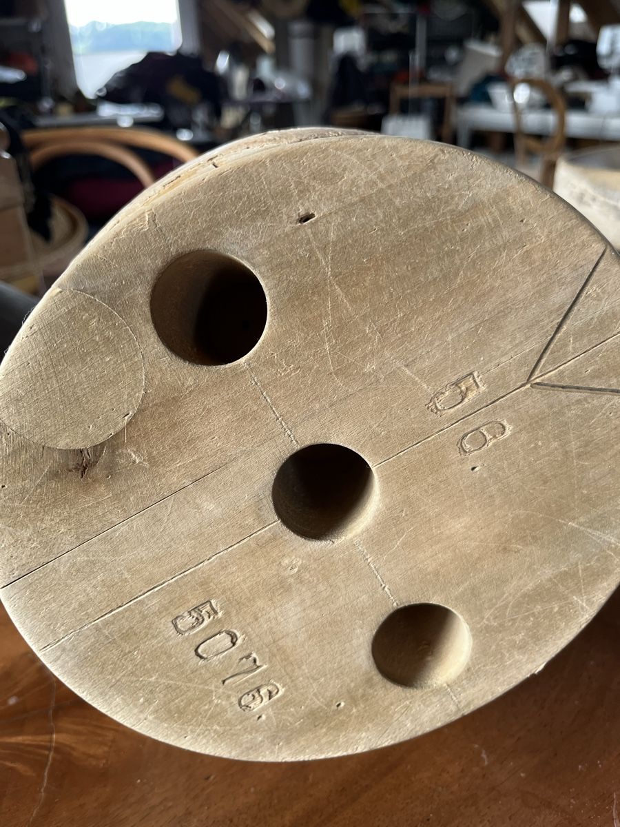 Copricapi, berretti & cappellini: Hutform Holz Modisten Werkzeug – Usato da Worb venduto da lupo97 2