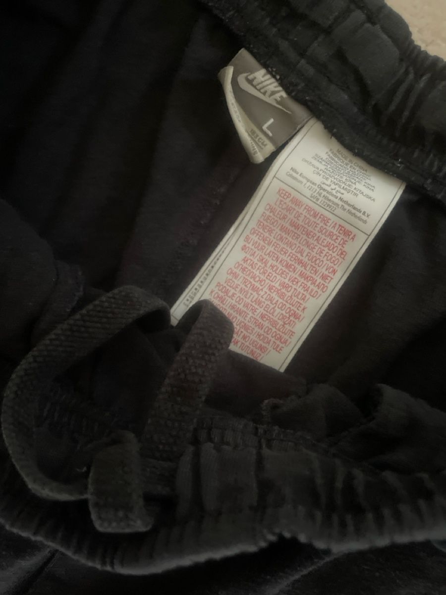 Nike Pantaloni: Schwarze Nike Baumwoll-Shorts, Grösse L – Usato da Obergerlafingen venduto da cabo4 1