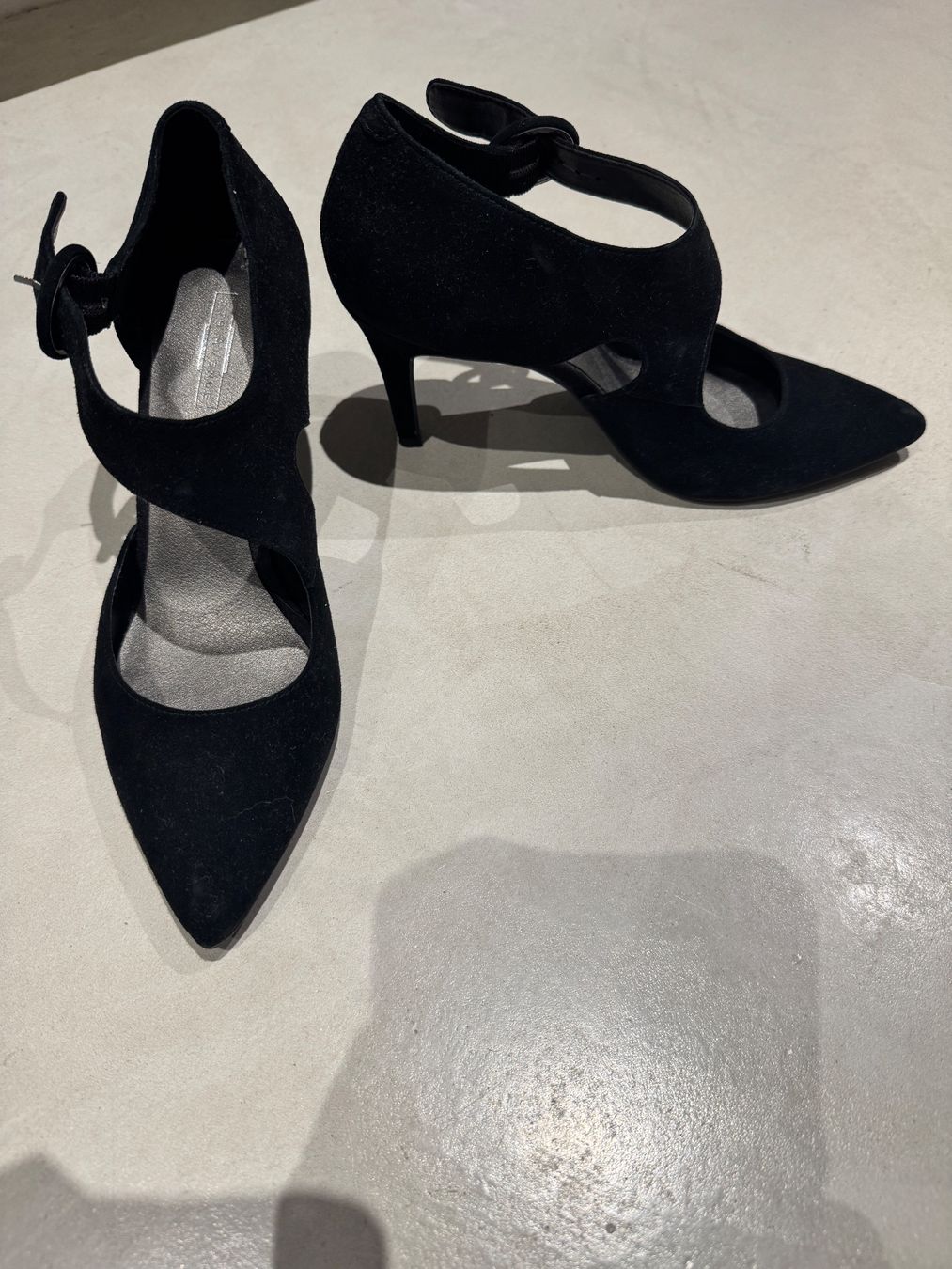 Damenschuhe: Escarpins noirs en daim – Gebraucht aus giffers von sev_c9x9 4