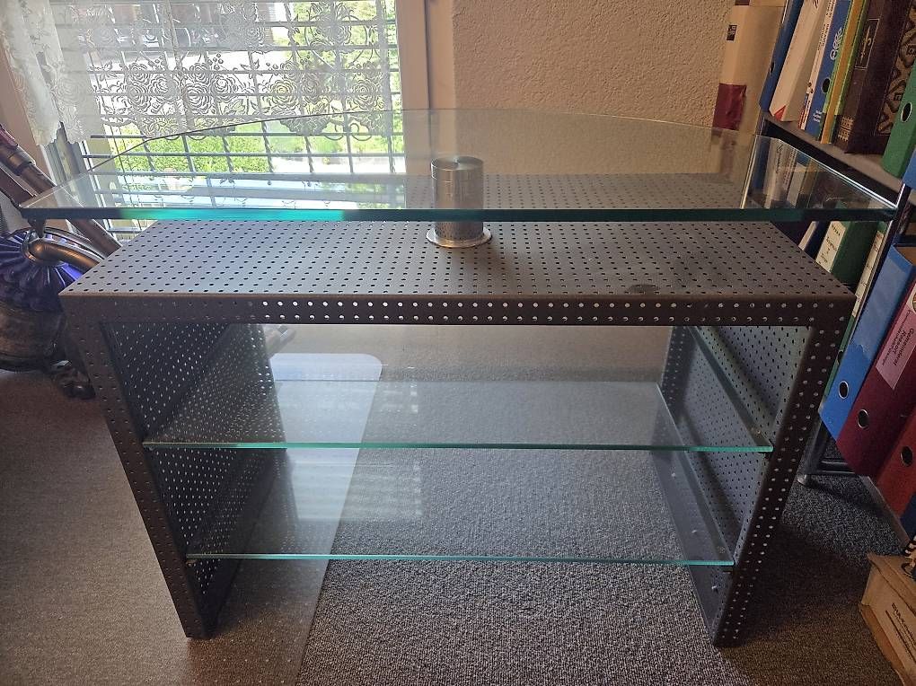 Mobili TV: Modernes Glas-Lowboard mit Lochblech-Elementen  Platzsparen – Usato da Fraubrunnen venduto da Ra_mos
