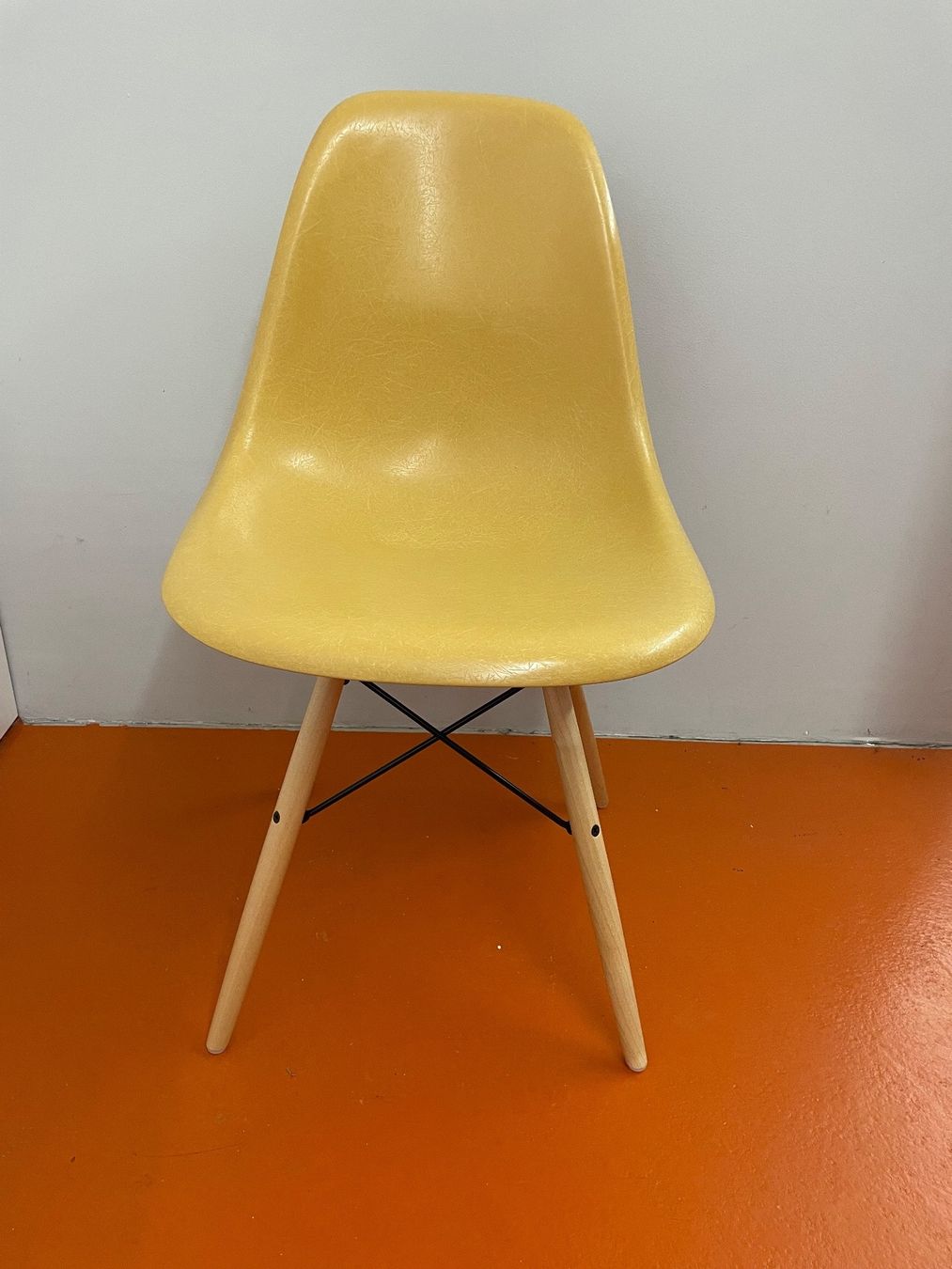 Eames Sedie: Eames Side Chair Ocker light – Usato da ipsach venduto da Latigo 2