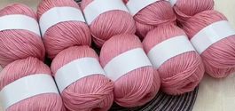 1500 g weiches, altrosa Strickgarn