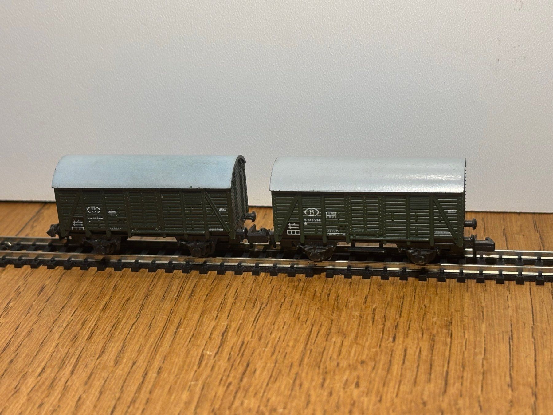Modellini di ferrovie: *e1349: 2 Güterwagen (Spur N) – Usato da Birsfelden venduto da Birs_25 1