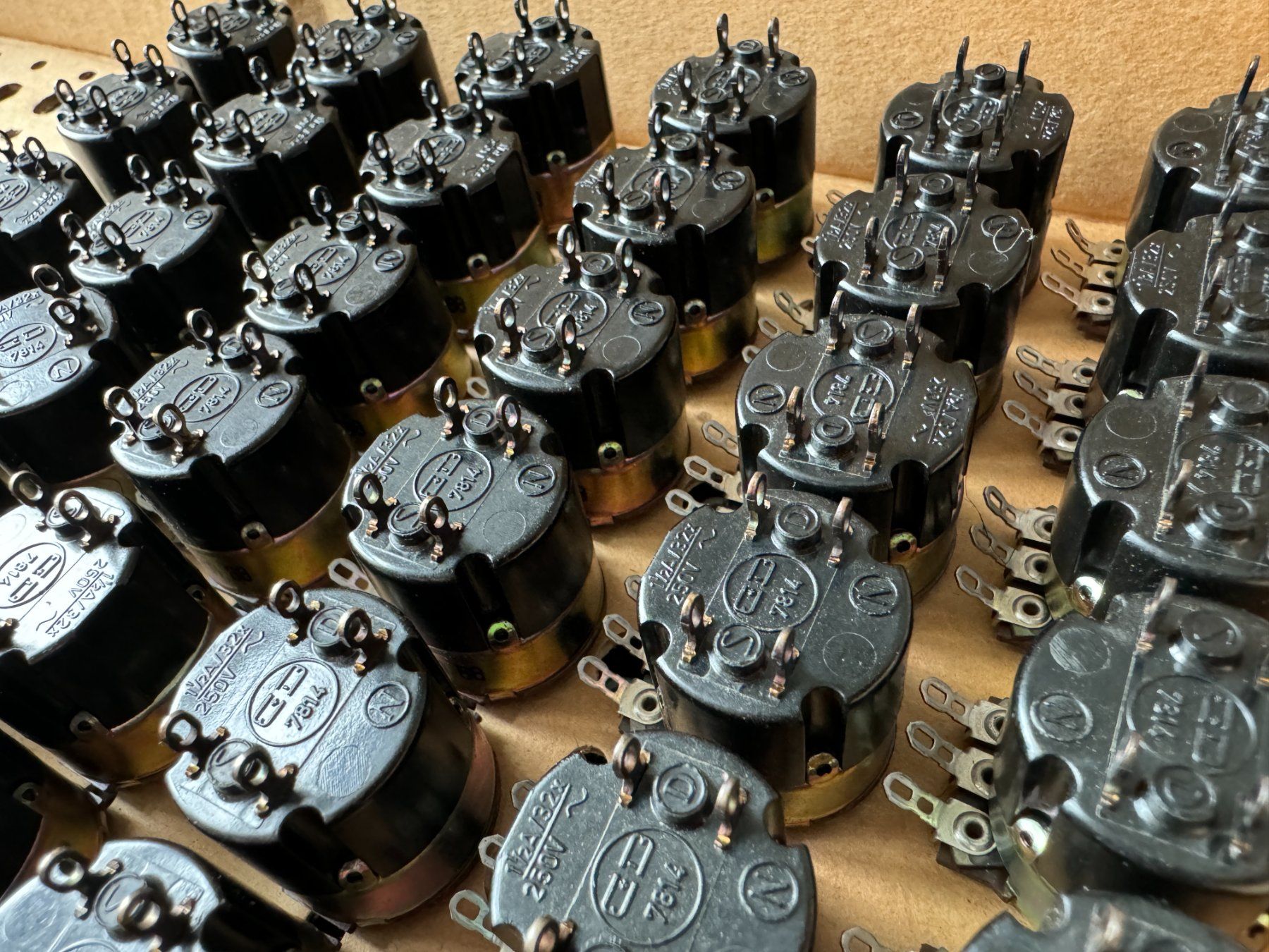 Philips Componenti elettronici: 2x PHILIPS Potentiometer Lin 10k Ohm & Switch Schalter 250v – Nuovo (secondo la descrizione) da Zürich venduto da Malco0 7