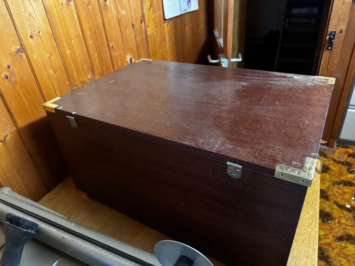 Cassapanche: Holztruhe mit Goldecken – Usato da Egg b. Zürich venduto da Brocki_Insel_Egg 2
