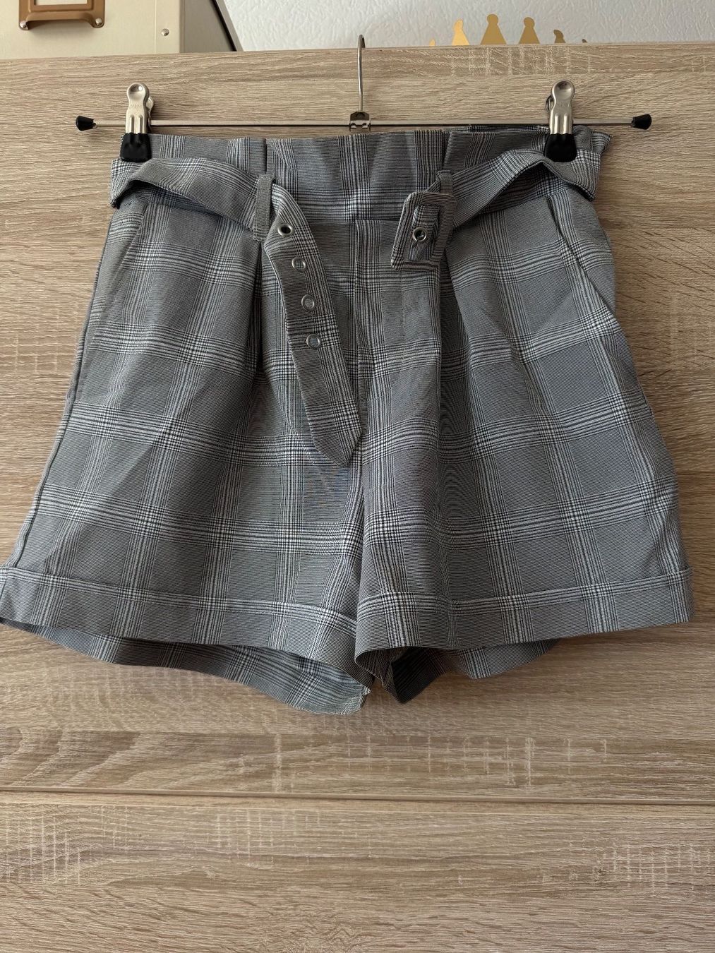 Tally Weijl Pantaloni: Short gris – Usato da Montreux venduto da Izapechee
