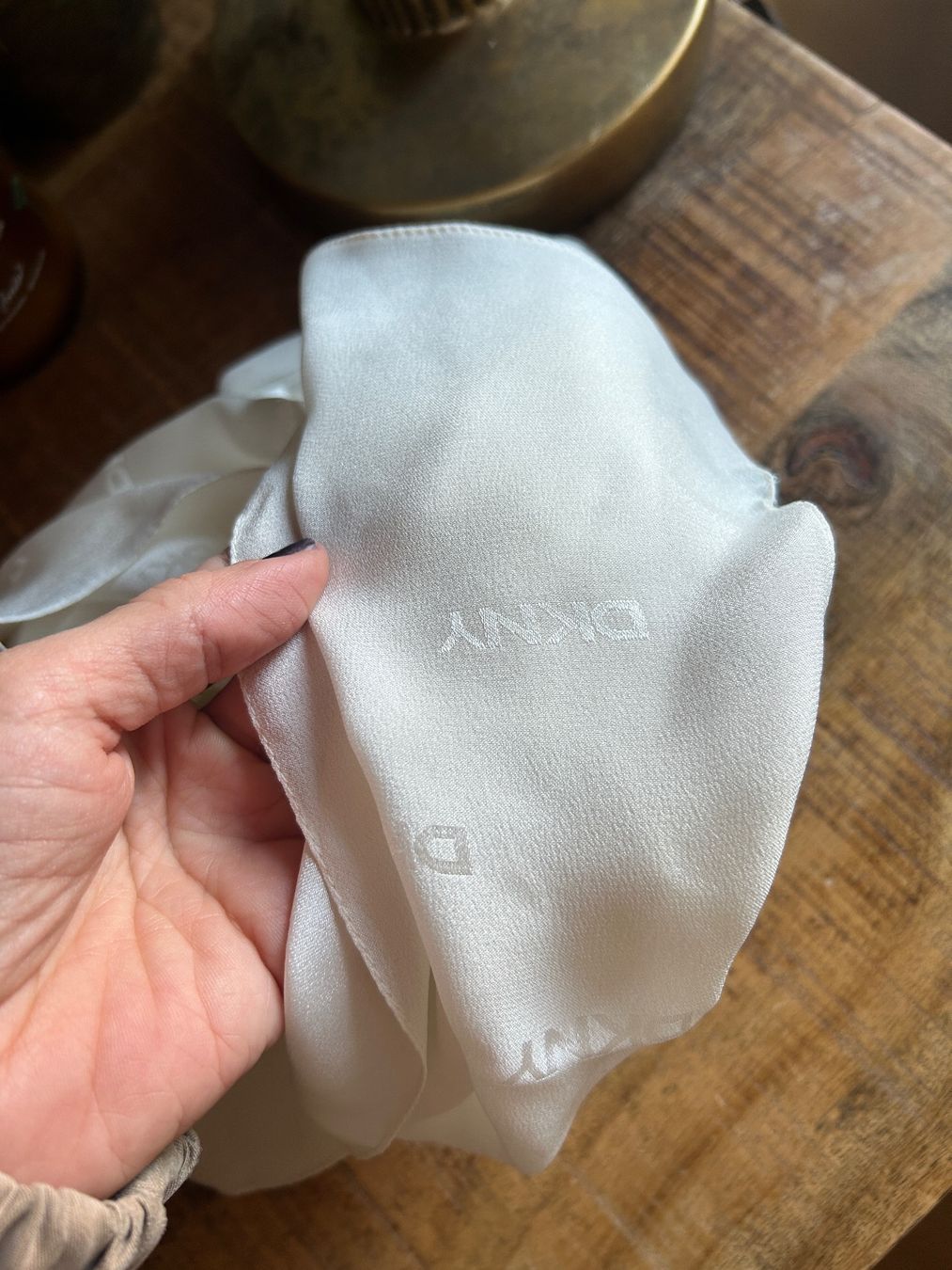 DKNY Foulard & Sciarpe: DKNY 100% Seidenfoulard – Nuovo (secondo la descrizione) da Illnau venduto da Monkky 1