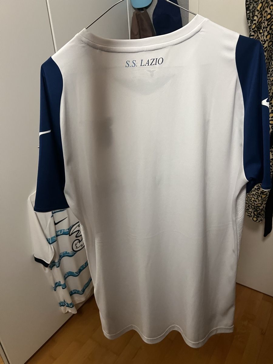Mizuno Canottiere & Pantaloni: Lazio Jersey Season 22/23 – Nuovo (secondo la descrizione) da Villars-Ste-Croix venduto da Maaaat 1