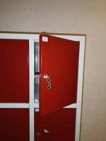 roter Schliessfachschrank mit 12 Türen