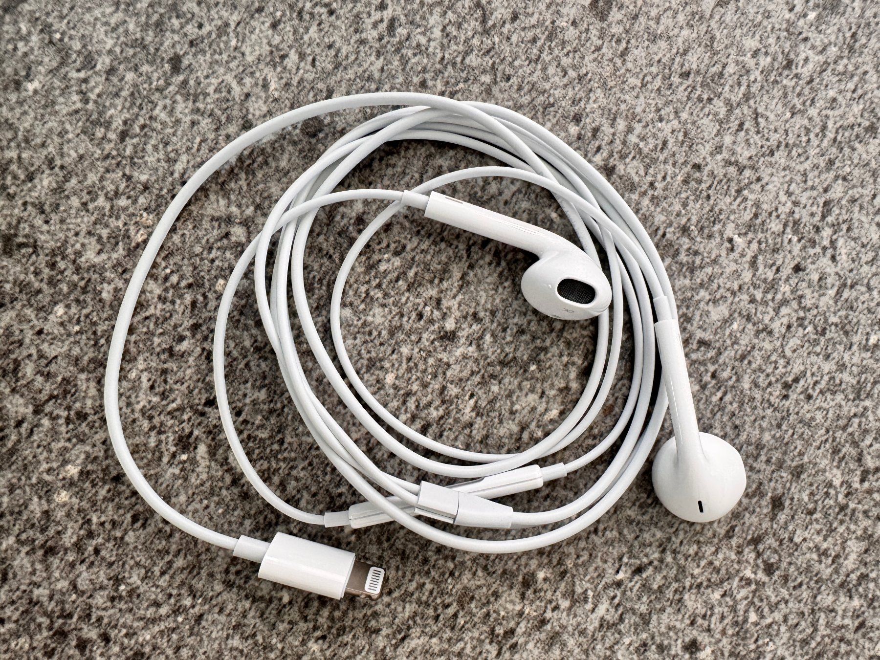 Apple Casques audio: Apple - Earpods Lightning – D'occasion à Basel par szbdsfrjs