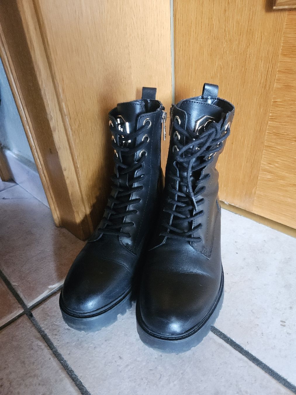 Guess Scarpe da donna: Guess Schnürstiefel Schwarz Grösse 36 – Usato da Wohlen AG venduto da ttdaniela 1