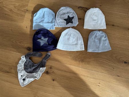 Neugeborene Mützen und Lätzchen/ Dreieckstuch
