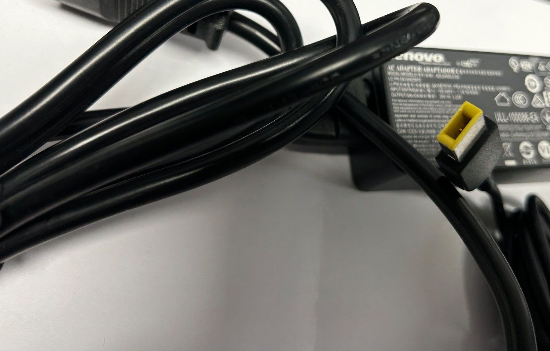 Lenovo Chargeur: Lenovo Notebook Netzteil mit Square Thinkpad Stecker - 45W – D'occasion à Lüsslingen par Piper 1