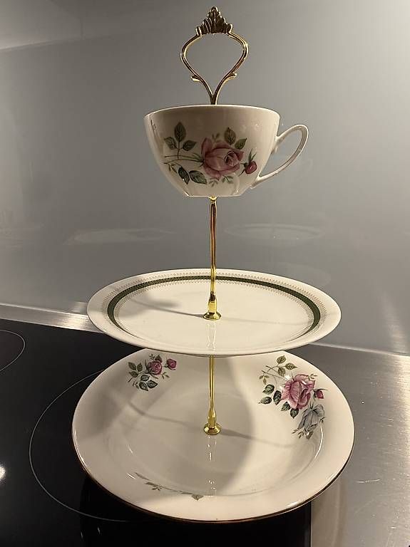 Plateaux: Kuchen/Gebäck Etagère 3-stöckig – D'occasion à Zürich par Marielejars