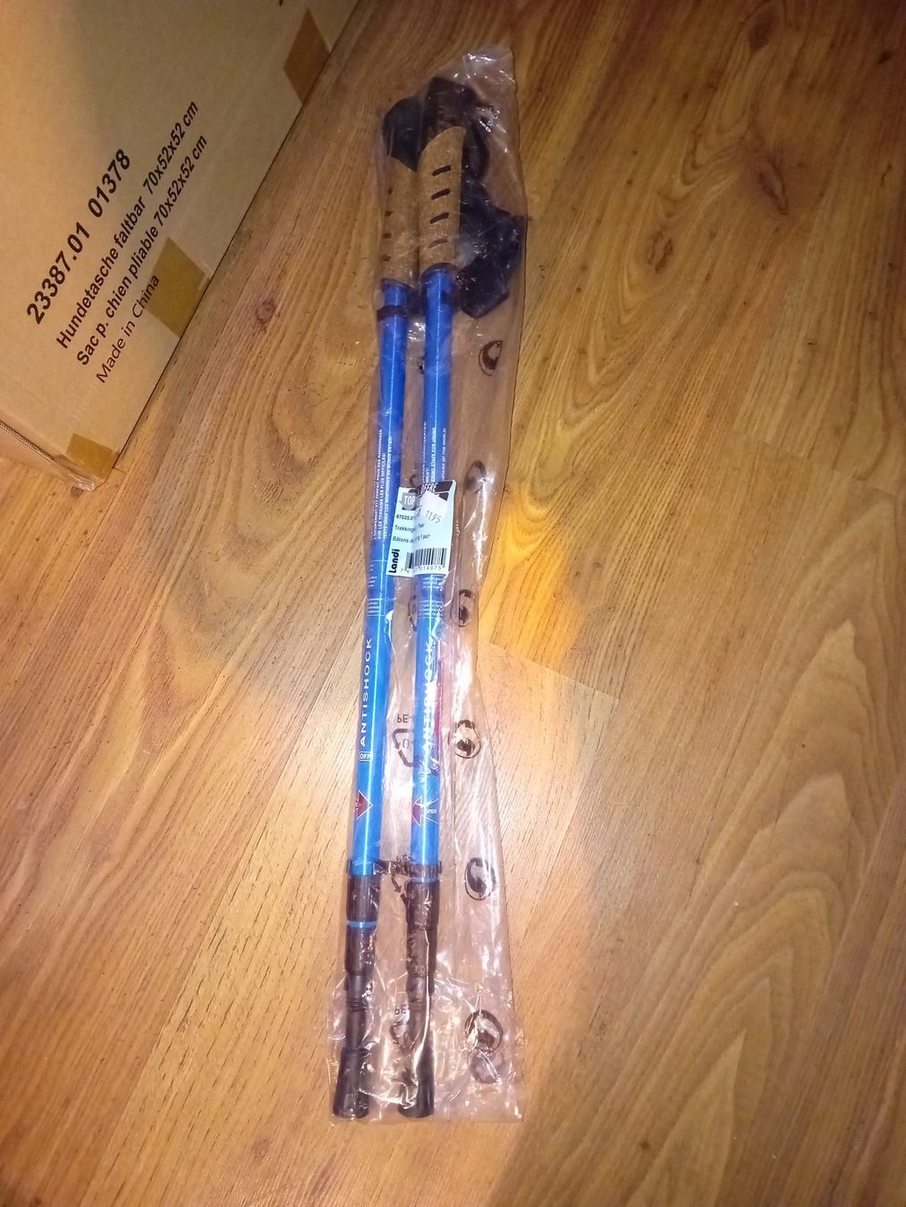 Bastoncini da trekking: Trekkinstöcke mit Antischock-System, Farbe Blau Neu – Nuovo e nell'imballaggio originale da Dussnang venduto da Priska2285