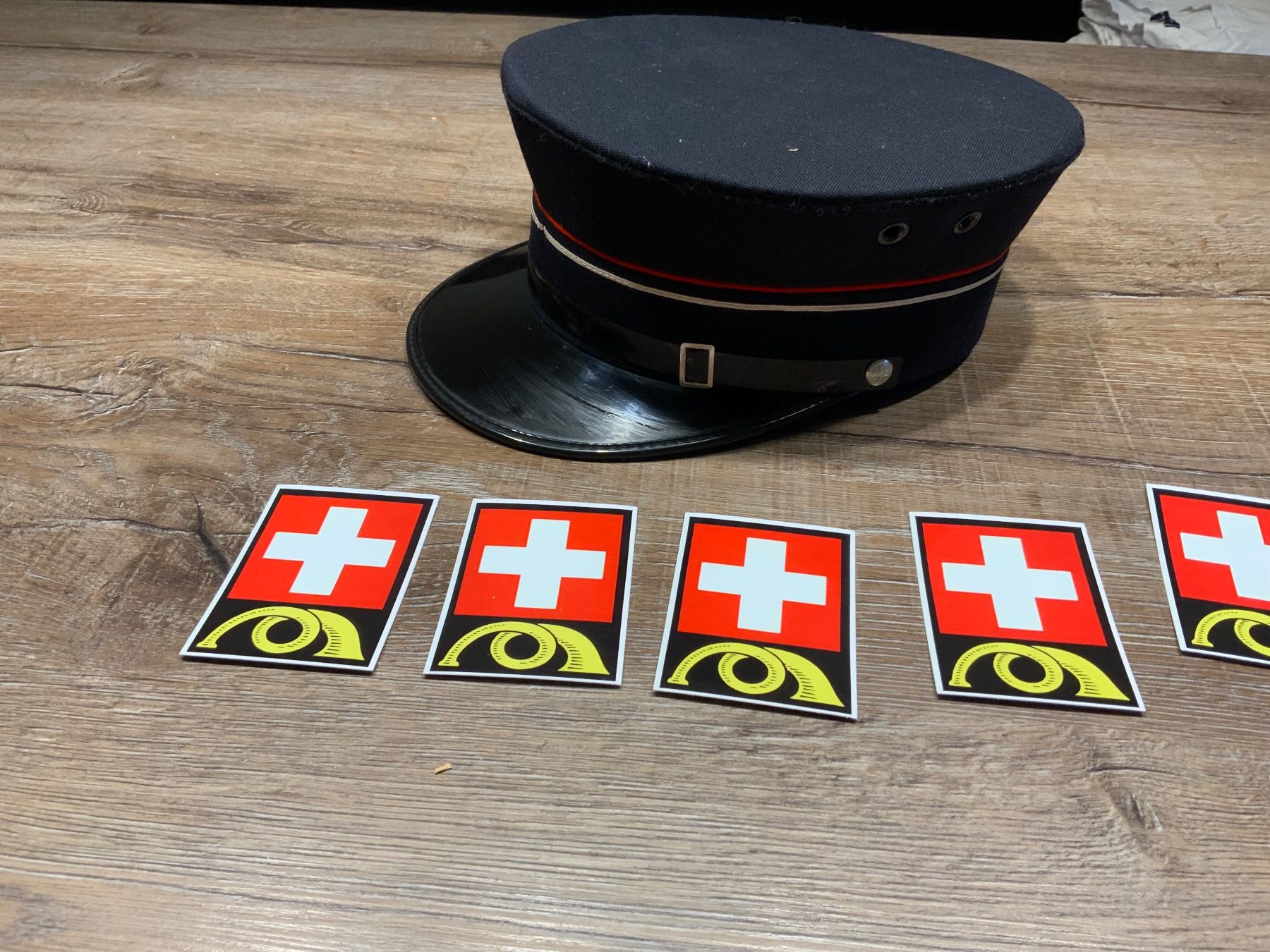 Copricapi, berretti & cappellini: Originale Uniform Mütze mit Abzeichen - – Usato da Willisau venduto da Minali 2