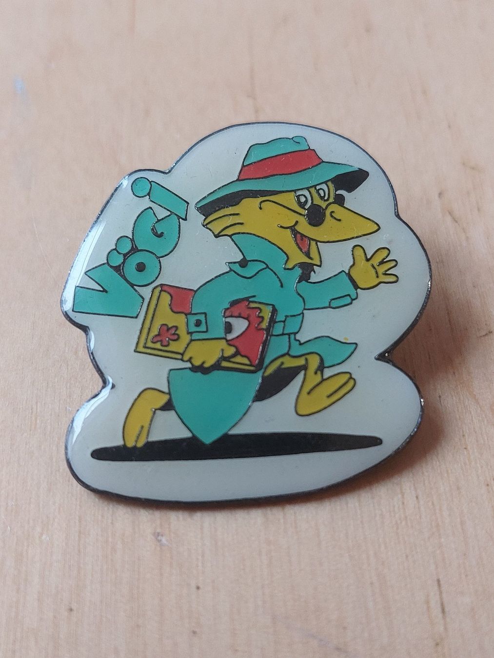 Placchette & Badge: 8 VÖGI - PIN – Usato da Gipf - Oberfrick venduto da Esnoopy 2
