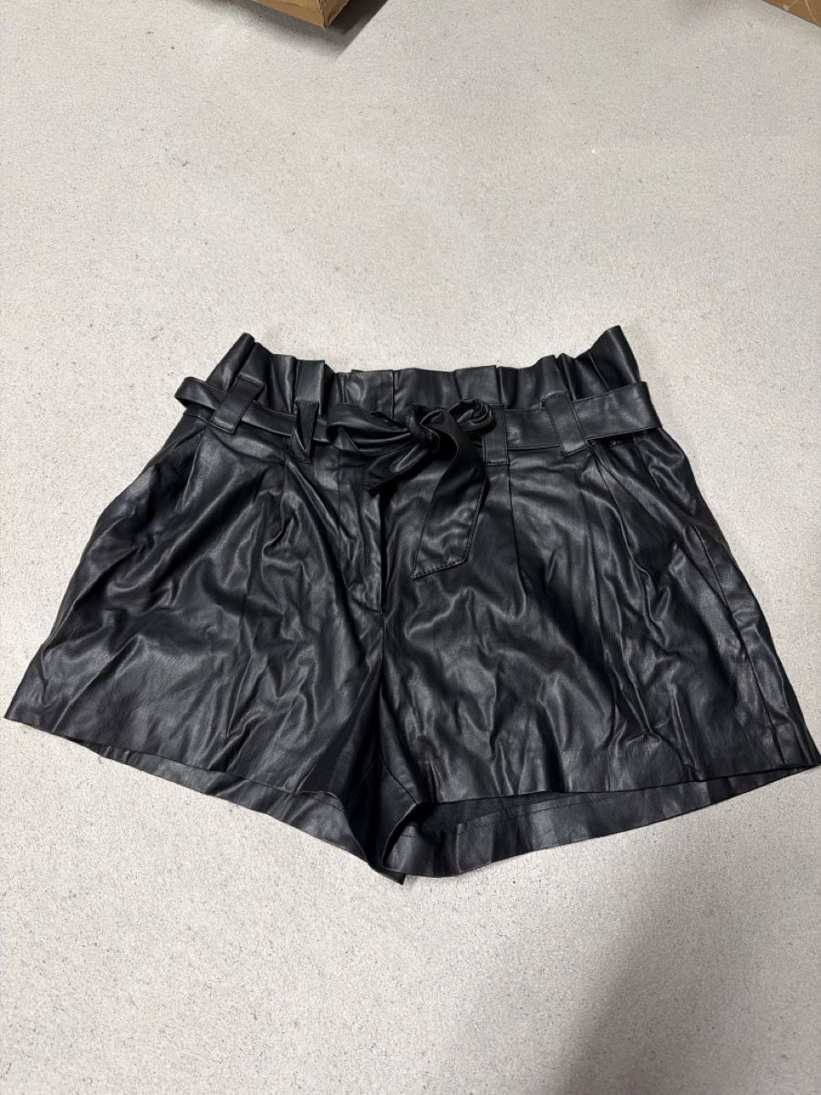Only Hosen: Kurze Hose Kunstleder ONLY schwarz Grösse 38 – Neu (gemäss Beschreibung) aus Känerkinden von melbaumg