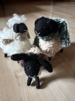 Joli lot de 3 moutons décoratifs faits main.