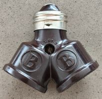 Antiker Zweifach-Lampensockel-Adapter, Modell Cat. No. B-5