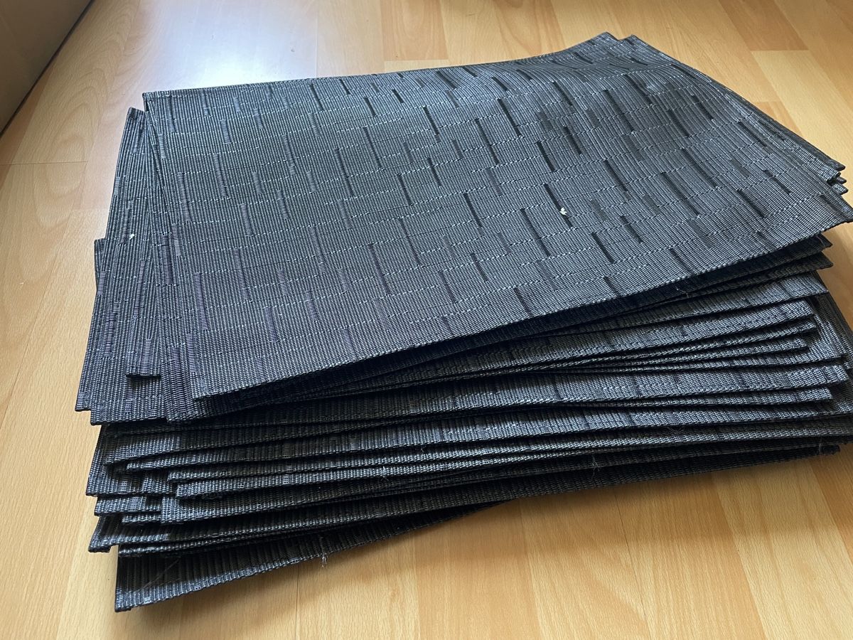Set di tavolo e panche: Tischsets 51 Stck. Schwarz Webmuster, guter Zustand – Usato da Gelterkinden venduto da highfligh