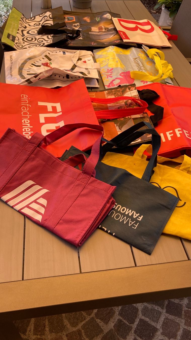 Borse: 10 Plastiktaschen und 5 Stofftaschen – Usato da Reinach BL venduto da santrian 1