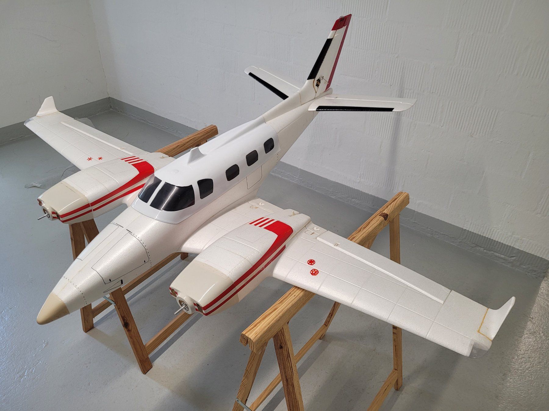 RC Modellbau: Beechcraft Duke, mit einiger Elektronik, nicht komplett – Defekt aus Winterthur von testi67