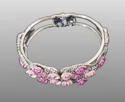 Schicker Armreif mit Rosé-Blumen