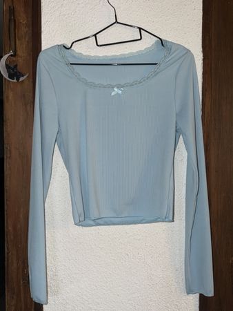 Helles Langarmshirt mit Spitze, Grösse S - Top Zustand!
