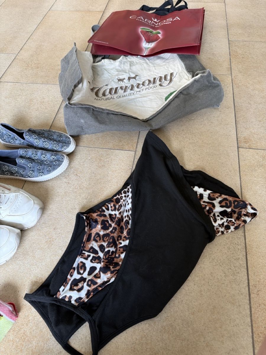 Lots de vêtements: 3 schuhe Oberteil Socken & 2 Taschen – D'occasion à Luterbach par andybasilbenz 2