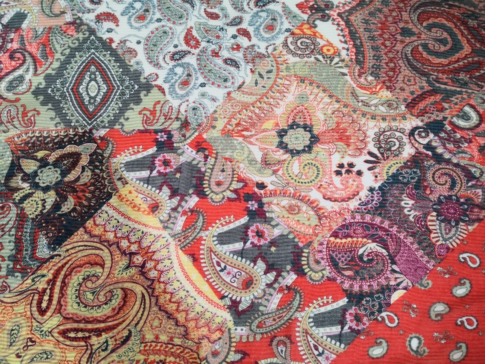 Foulard & Sciarpe: 🤩SCHAL MULTIFARBIG MIT PERSLEY-MUSTER – Usato da Olten venduto da Naja-Twins-Twins 9