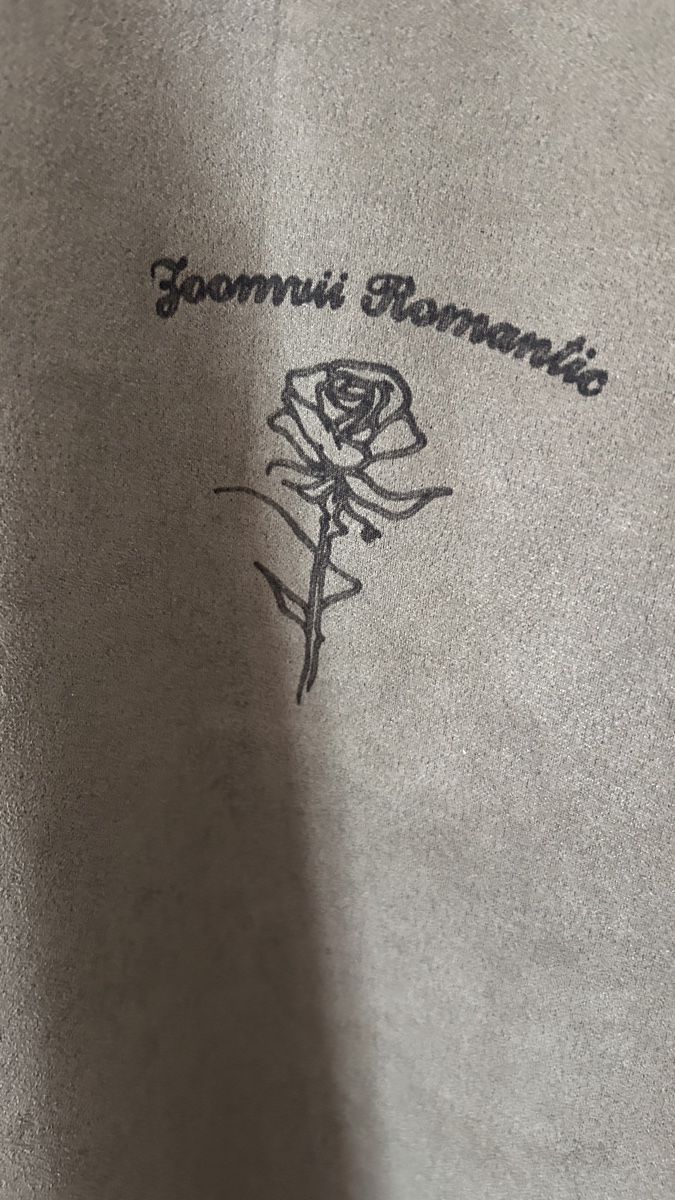 T-shirt: Vintage Rose Graphic Tee - Soft Brown – Usato da Genève venduto da Noemie.wrmsi 4
